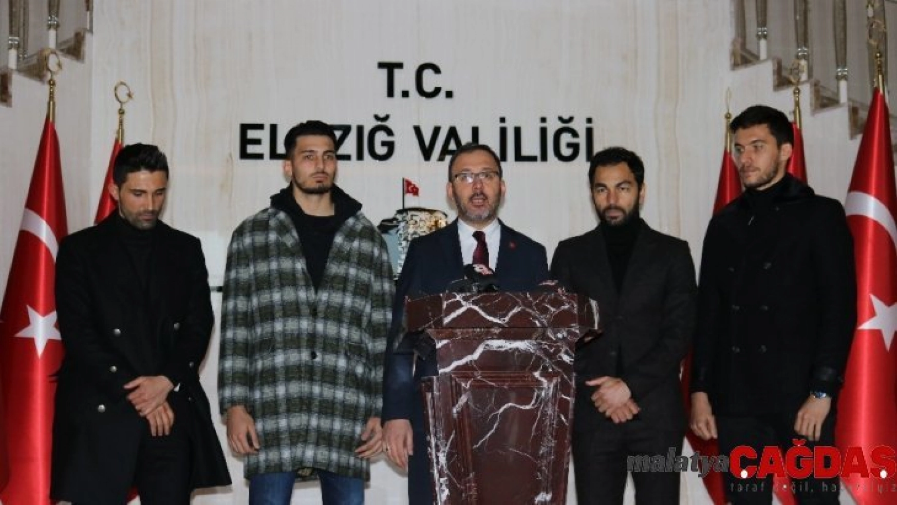 Bakan Kasapoğlu ve milli futbolcular destek için Elazığ'da