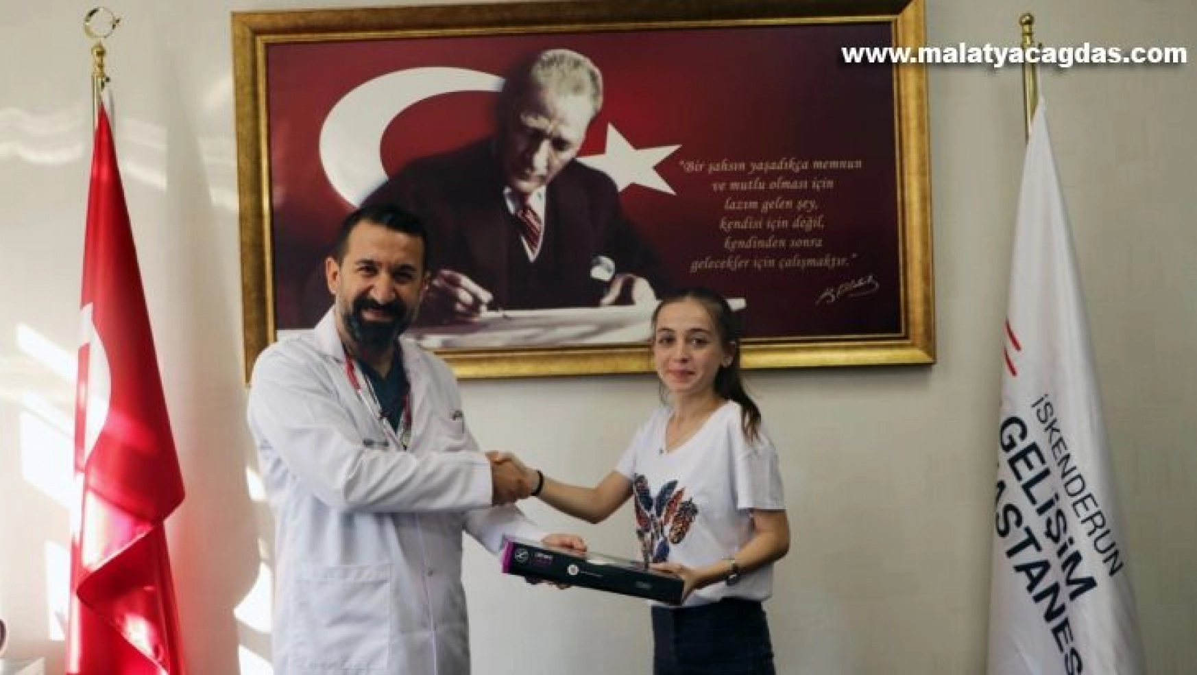 Başhekim Turhan'dan tıp fakültesini kazanan Helin'e steteskop