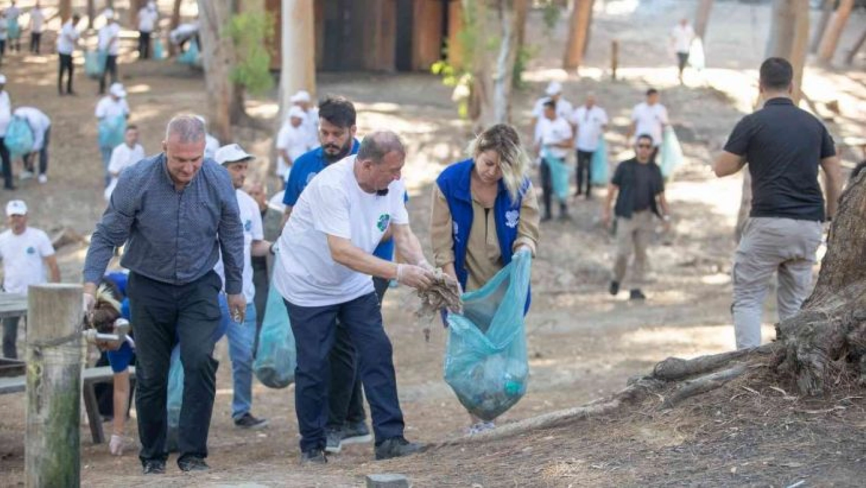 Başkan Akay ve Topuz tabiat parkında çöp topladı