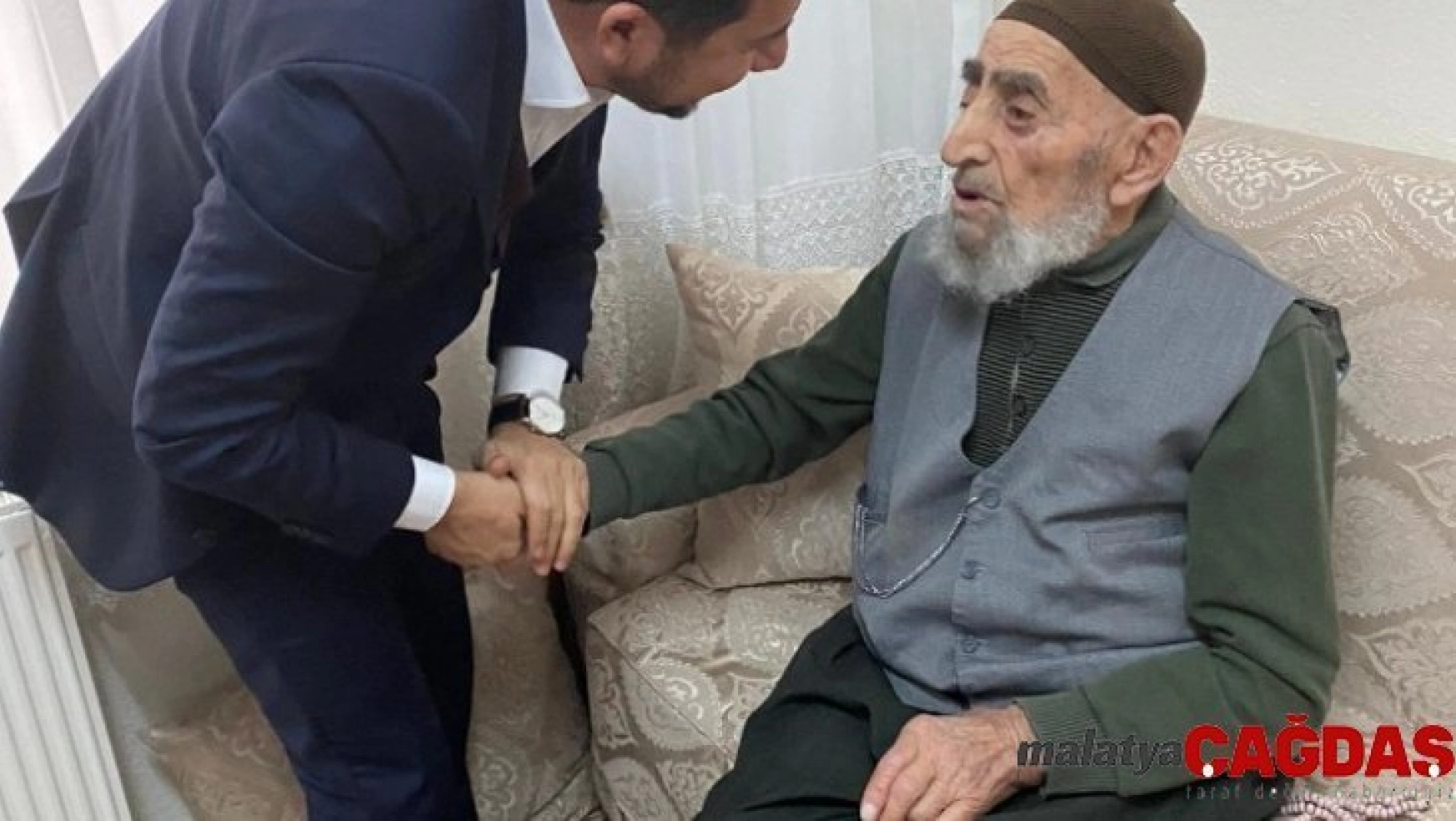 Başkan Arı, Cumhurbaşkanı Erdoğan'ı görmek isteyen 100 yaşındaki İbrahim dedeyi ziyaret etti