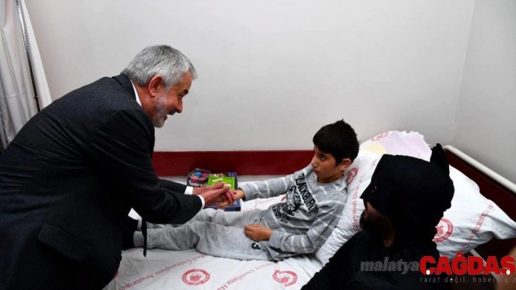 Başkan Başdeğirmen'den çocuk hastalara sürpriz ziyaret