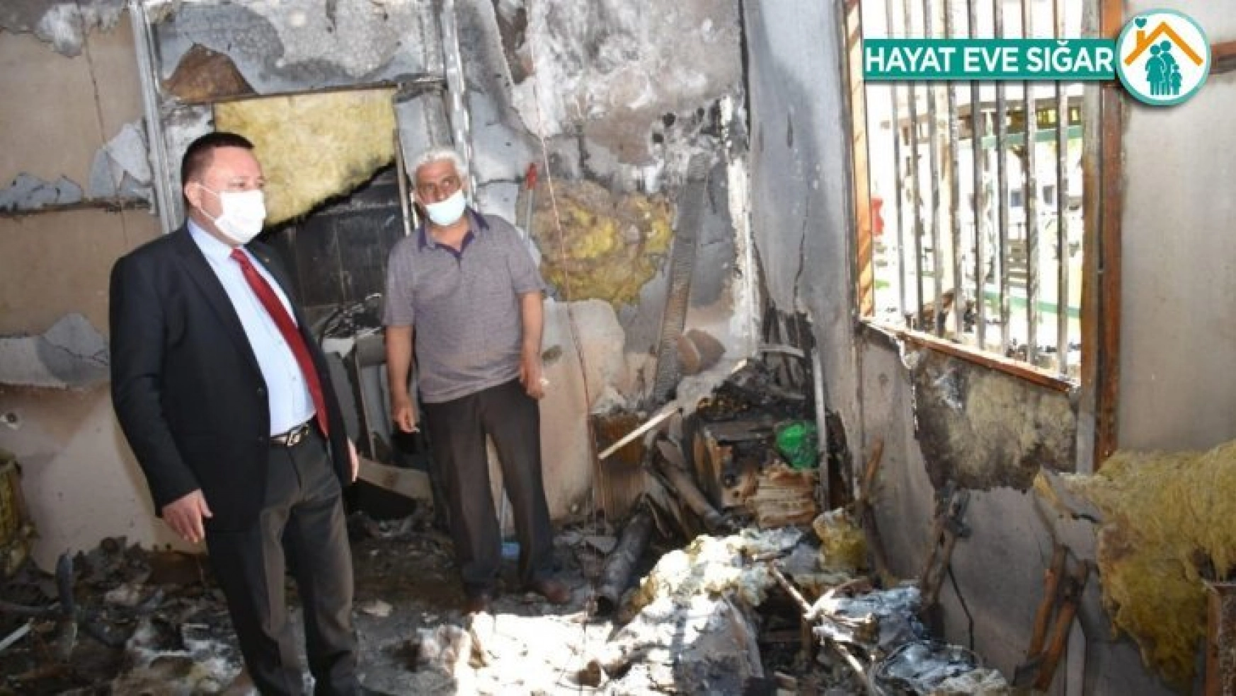 Başkan Beyoğlu yangında hasar gören muhtarlık bürosunu ziyaret etti