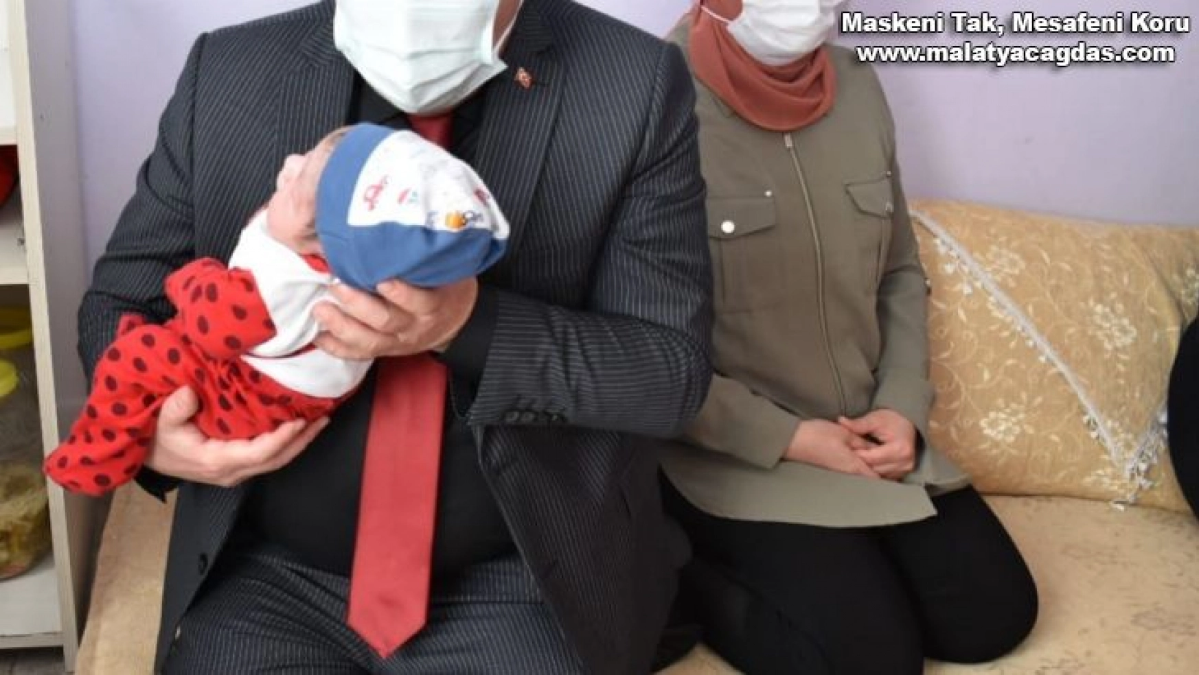 Başkan Beyoğlu, ziyaret ettiği evde yeni doğan bebeğin kulağına ezan okuyup isim verdi