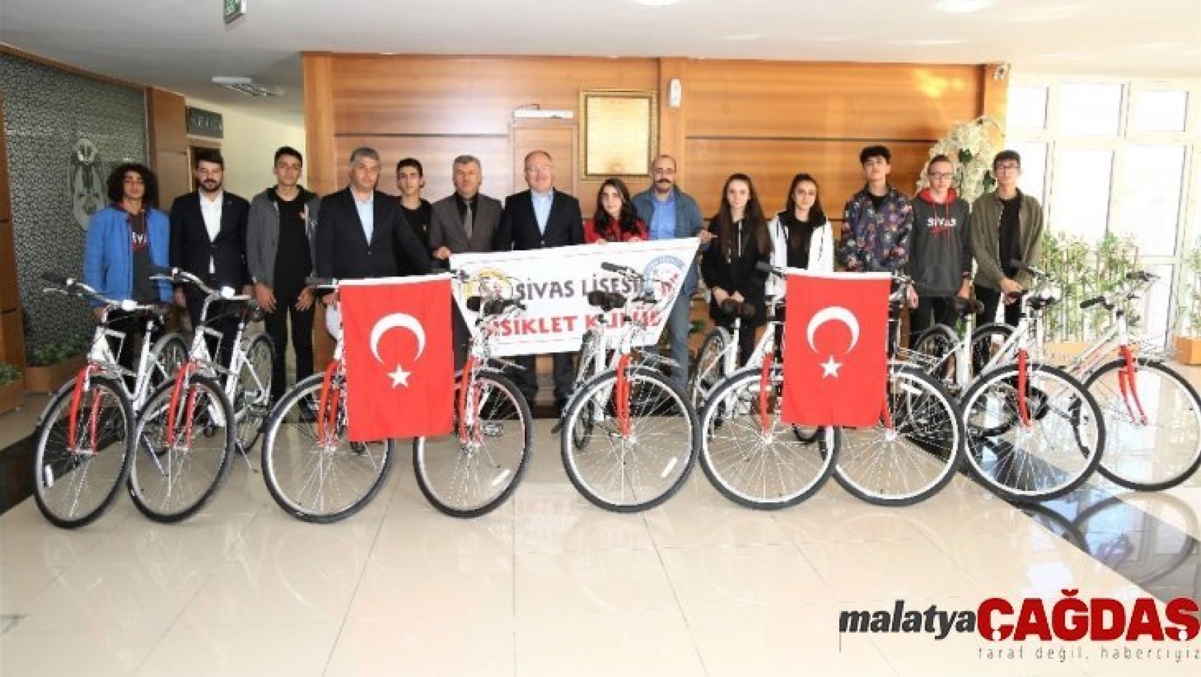Başkan Bilgin öğrencilere bisiklet hediye etti