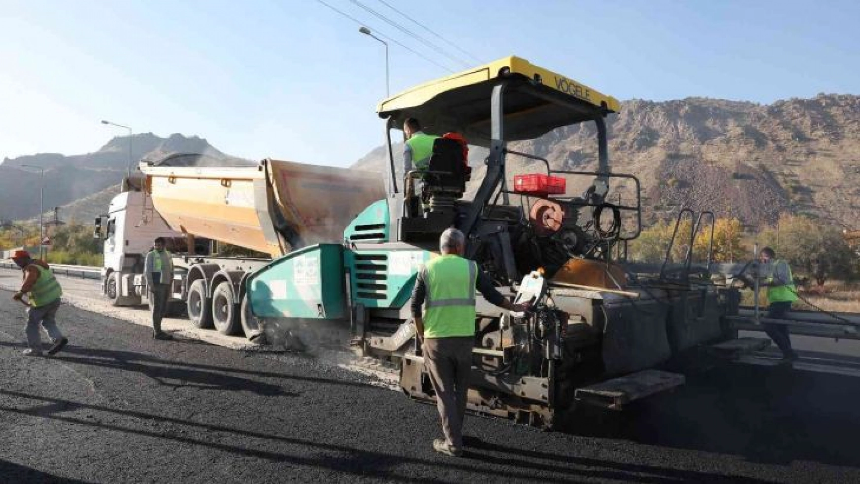 Başkan Büyükkılıç: 'Fatih Sultan Mehmet Bulvarı'nda 7 bin ton asfalt döküyoruz'