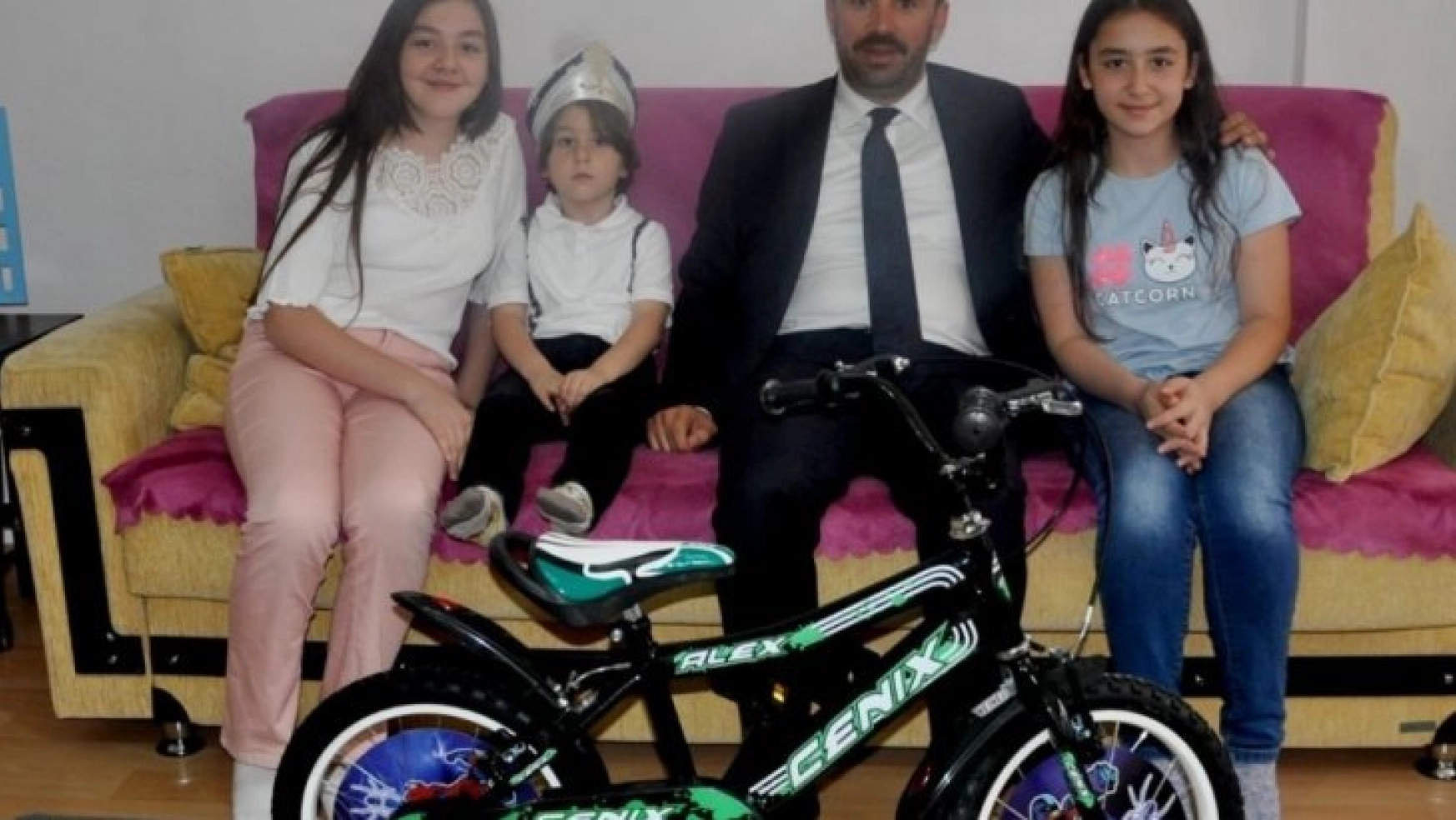 Başkan Çetin den sünnet olan çocuklara bisiklet
