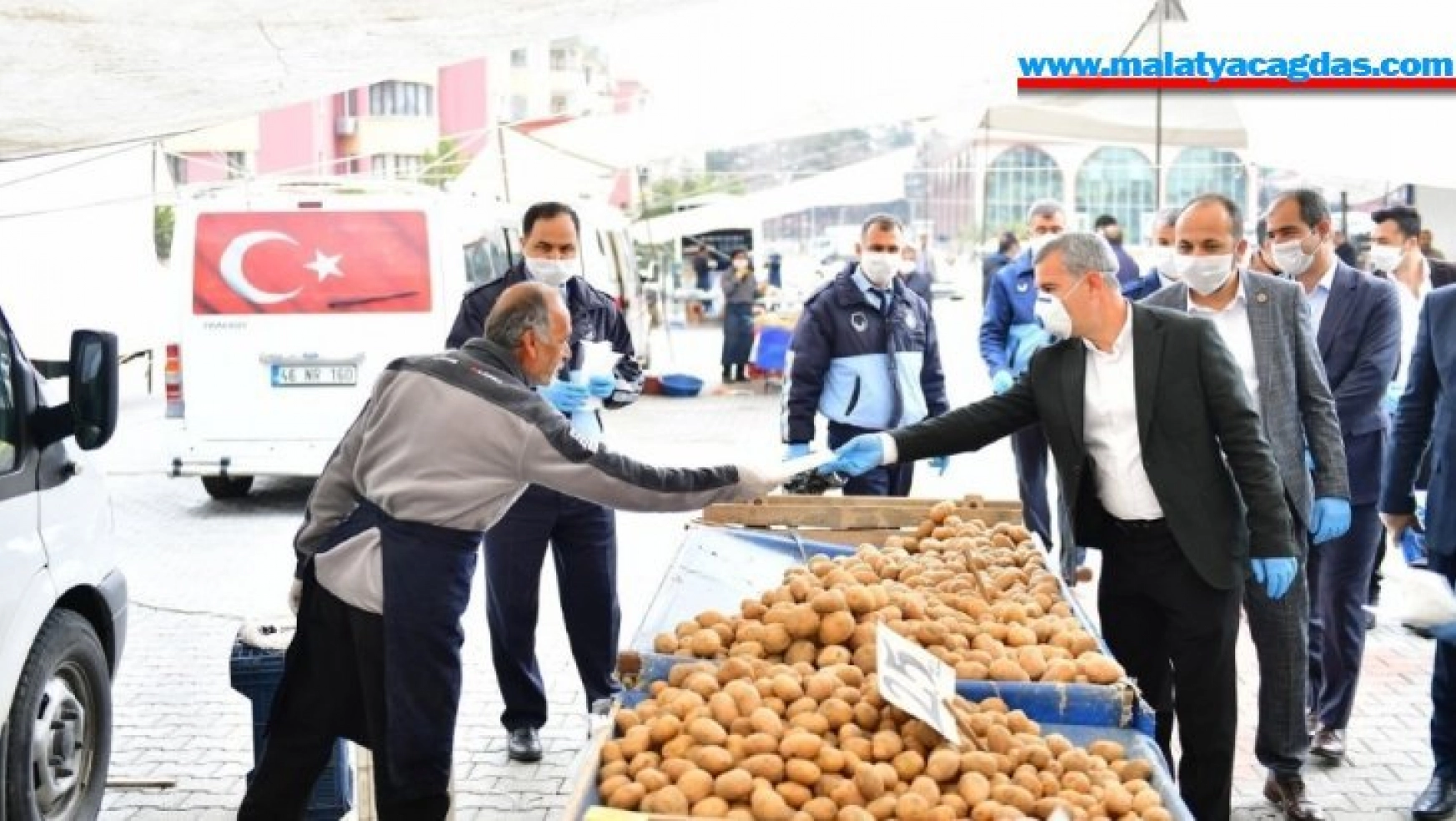 Başkan Çınar, maske ve eldiven dağıttı, uyarılarda bulundu