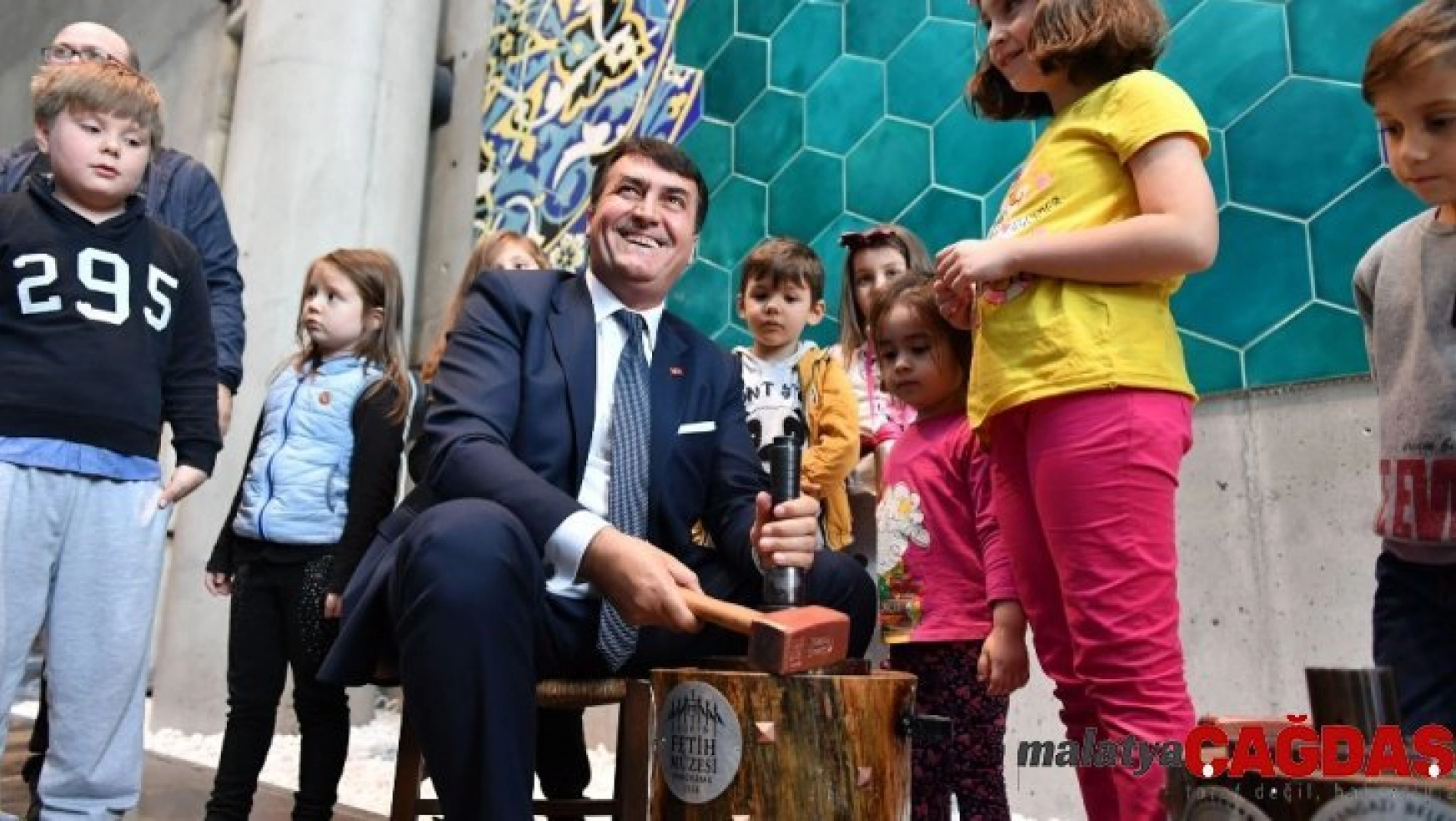 Başkan Dündar, ilk akçeyi çocuklara bastı