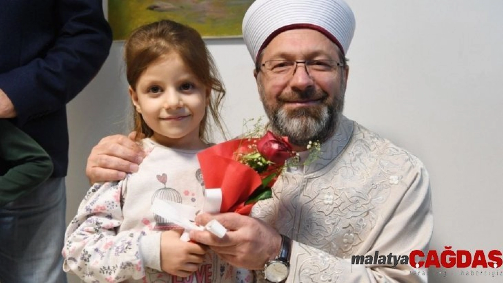 Başkan Erbaş, kendisine çiçek vermek isteyen küçük kızı davet etti