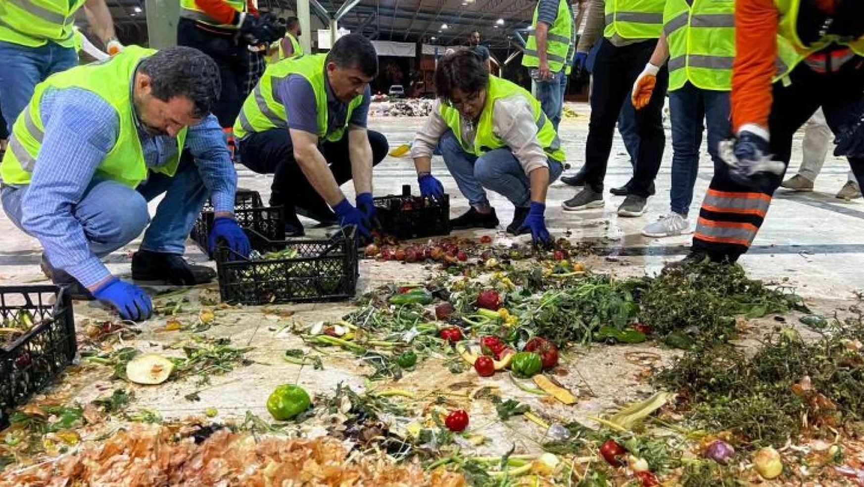 Başkan Fadıloğlu, sebze ve meyve atıklarını ayrıştırdı