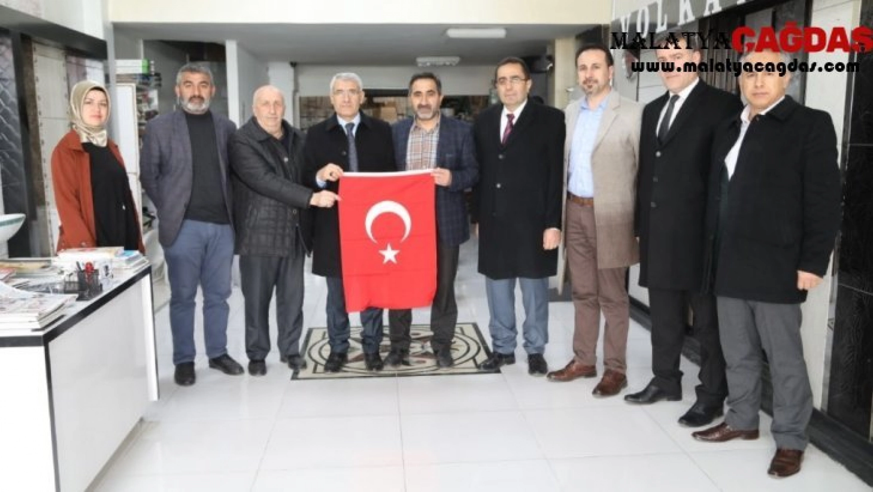 Başkan Güder, esnaflara Türk Bayrağı dağıttı