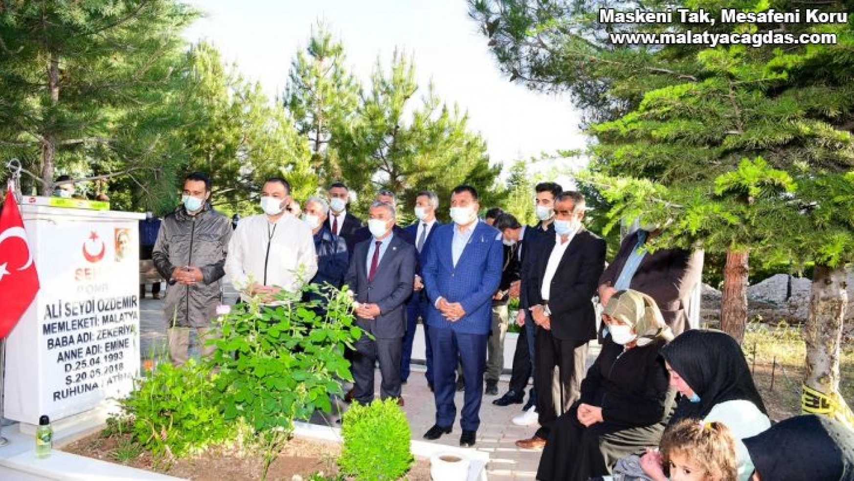 Başkan Gürkan, bayramın ilk gününde şehitliği ziyaret etti