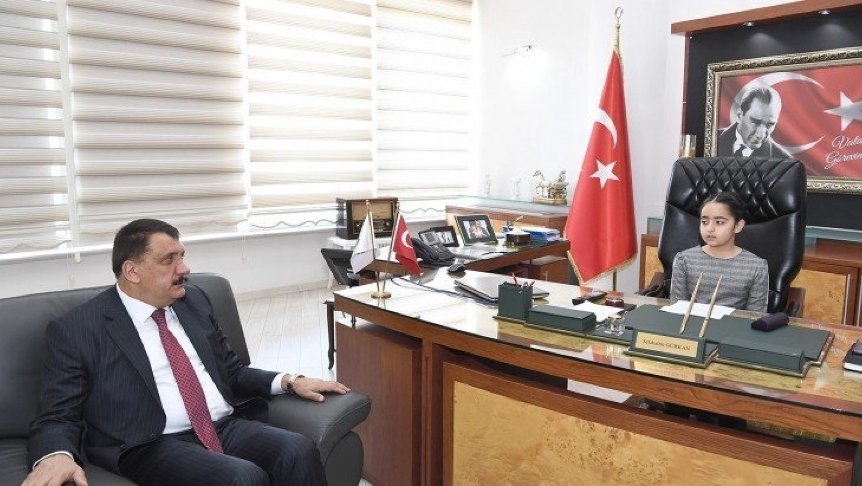 Başkan Gürkan koltuğunu Zeynep Neva'ya devretti