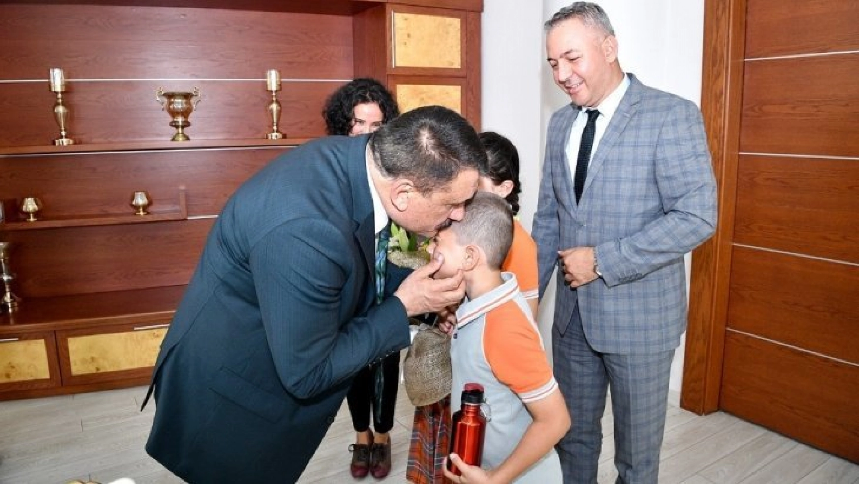 Başkan Gürkan, ziyarete gelen öğrencileri makamında karşıladı