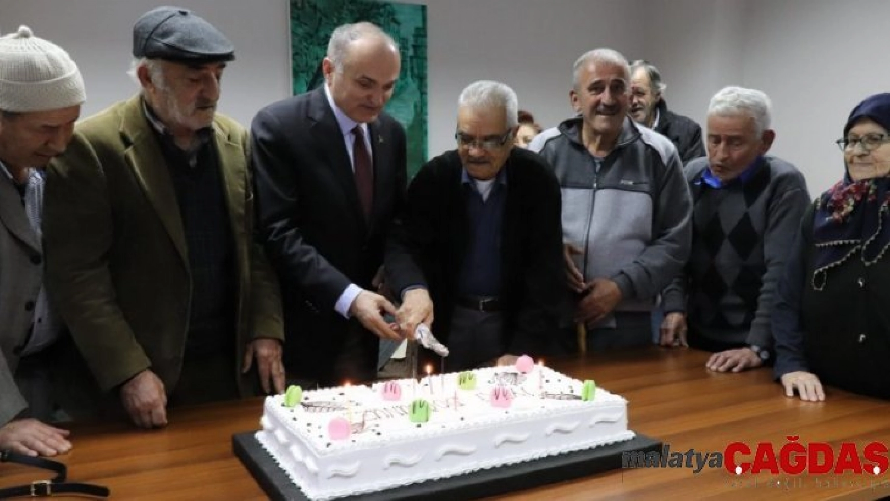 Başkan Özlü Huzurevi sakinleri doğum günü kutladı