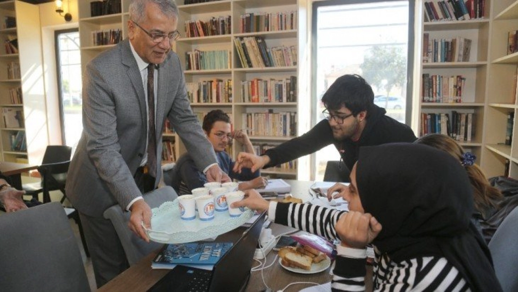 Başkan Tarhan'dan ders çalışan öğrencilere çorba servisi