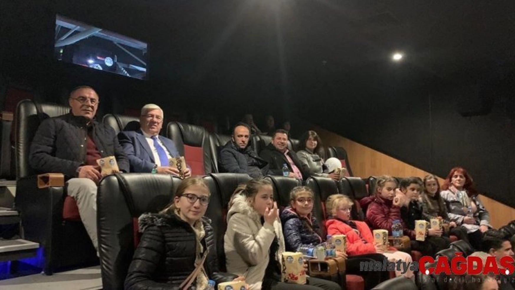 Başkan Yüksel, Bulgaristan'dan gelen misafirlerini Naim Süleymanoğlu filmine götürdü