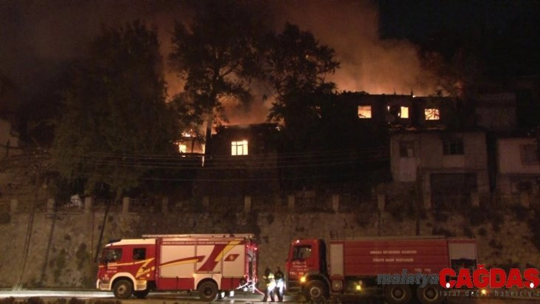 Başkent'te 3 gecekondu alev alev yandı