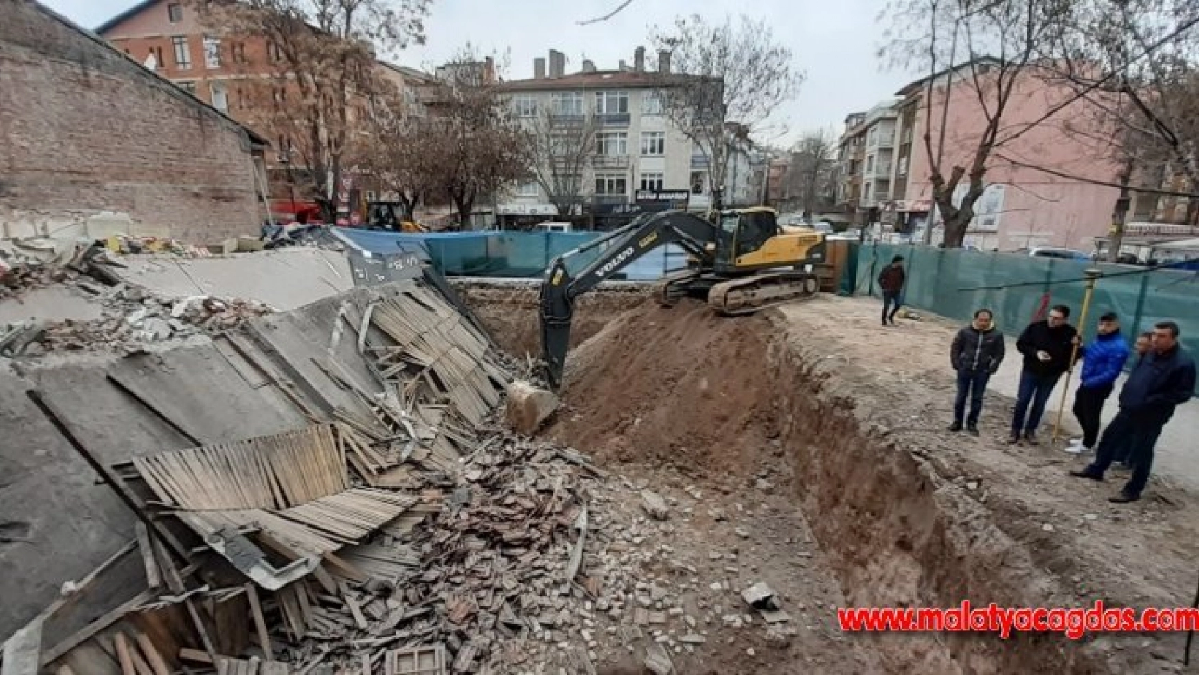 Başkent'te 3 katlı dükkanın temel kazısı yüzünden çöktüğü iddiası
