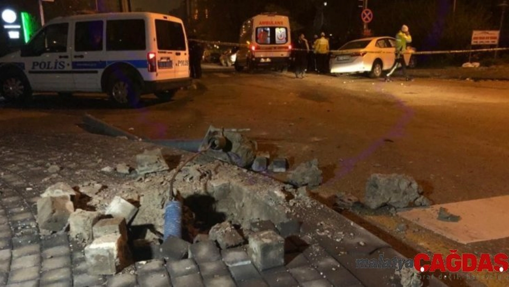 Başkent'te otomobil polis aracına çarptı: 2'si polis 3 yaralı