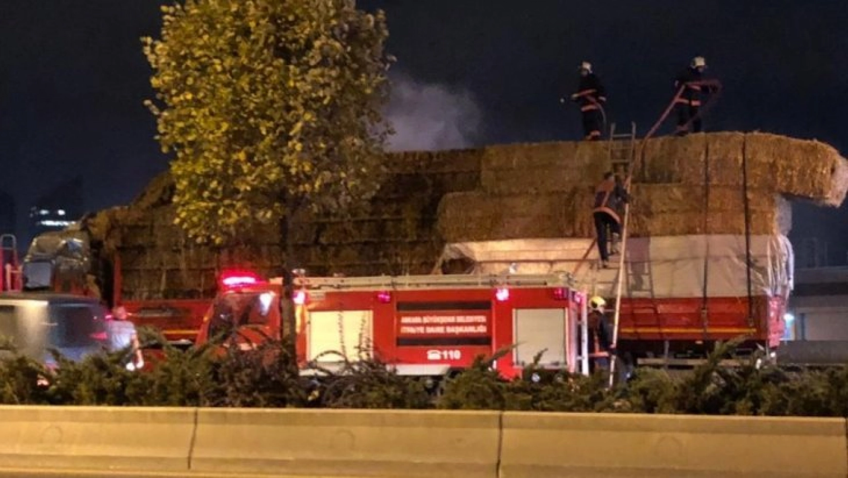 Başkent'te saman yüklü kamyon alev alev yandı