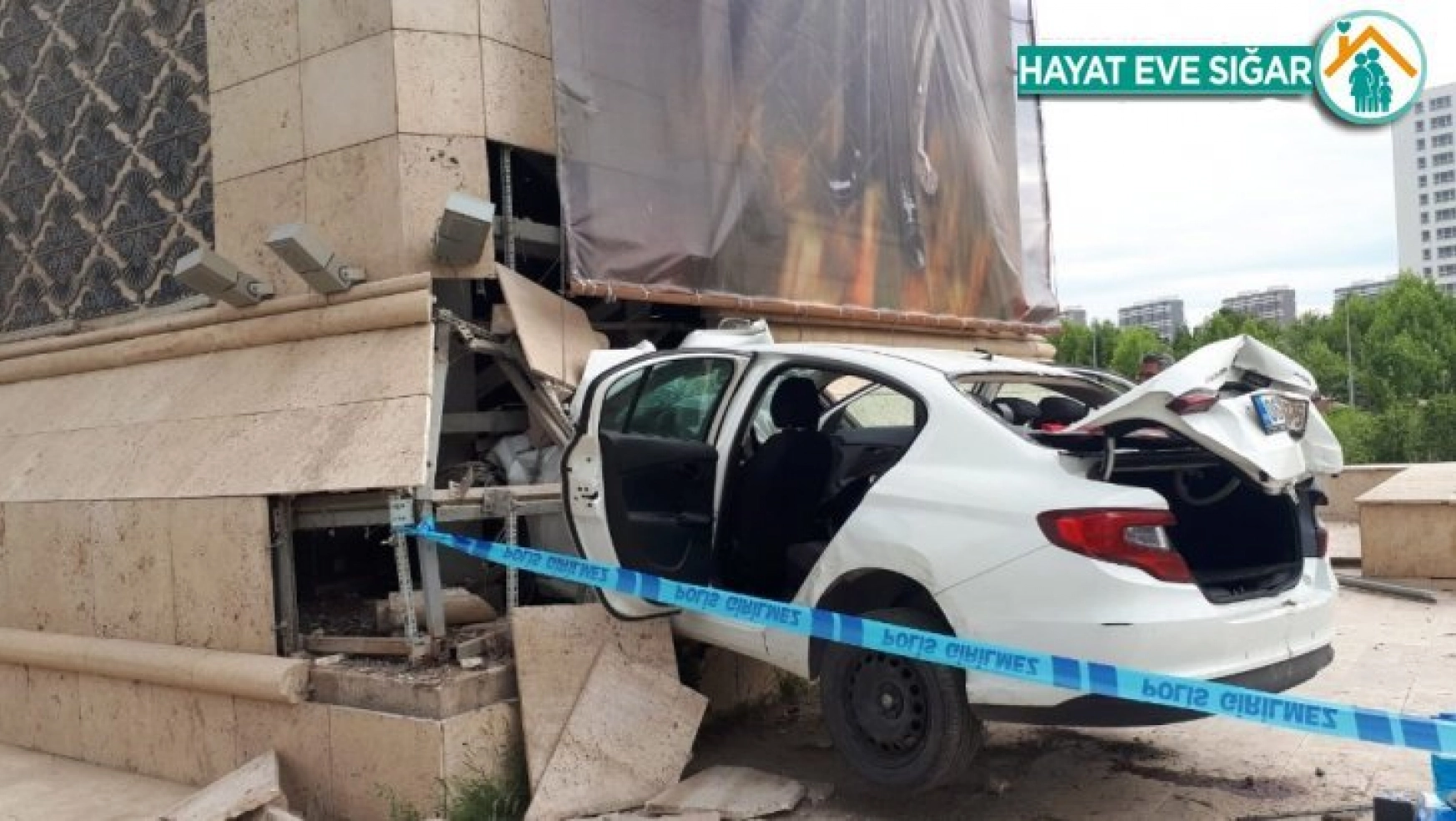 Başkentte jandarmadan kaçan araç şehrin giriş kapısına ok gibi saplandı: Kazada 1 kişi öldü