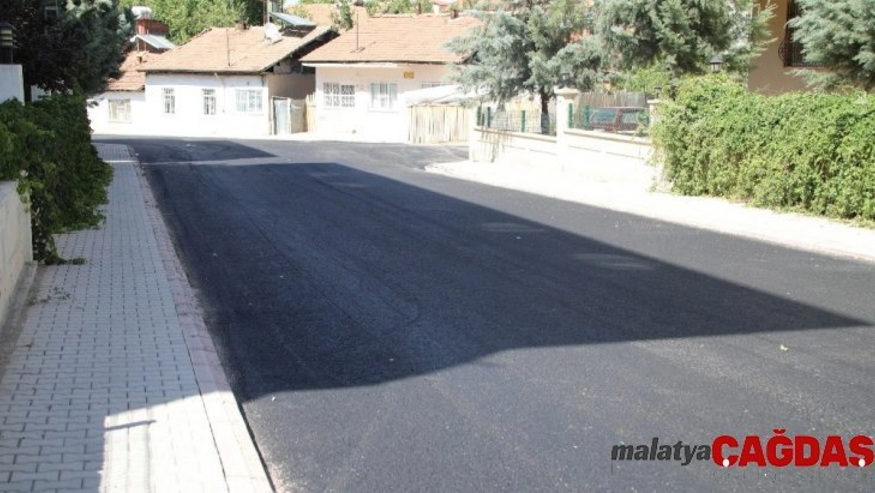 Battalgazi Belediyesi sıcak asfalt çalışmalarına devam ediyor