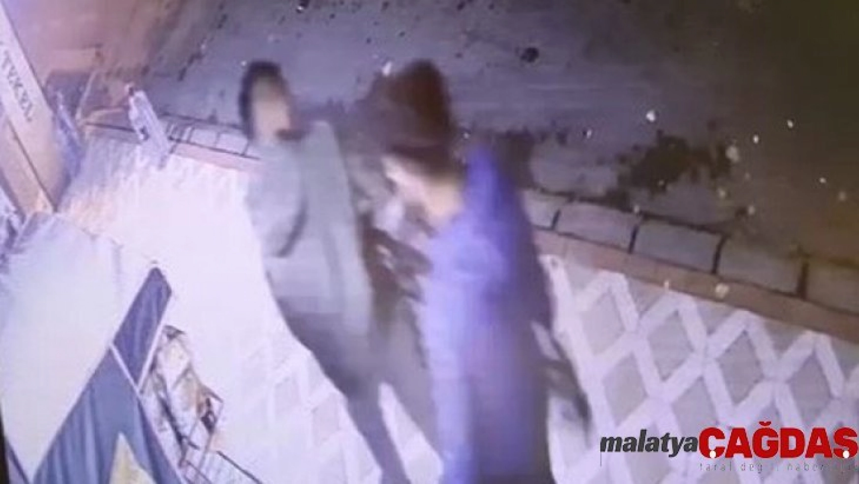 Battaniyeli hırsızlık şüphelileri önce kameraya sonra polise yakalandı