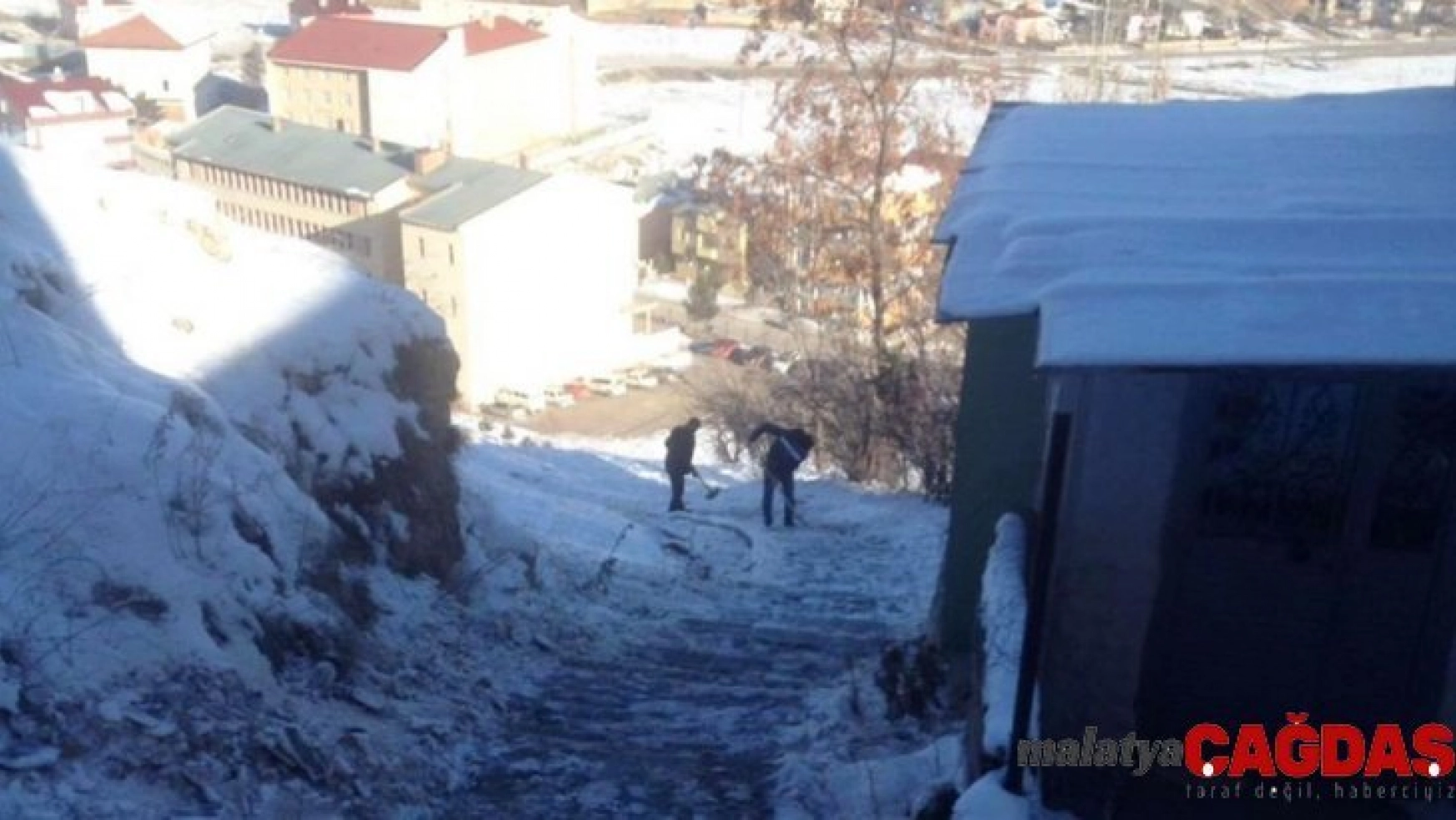 Bayburt'ta belediye ekipleri buz temizliği yaptı
