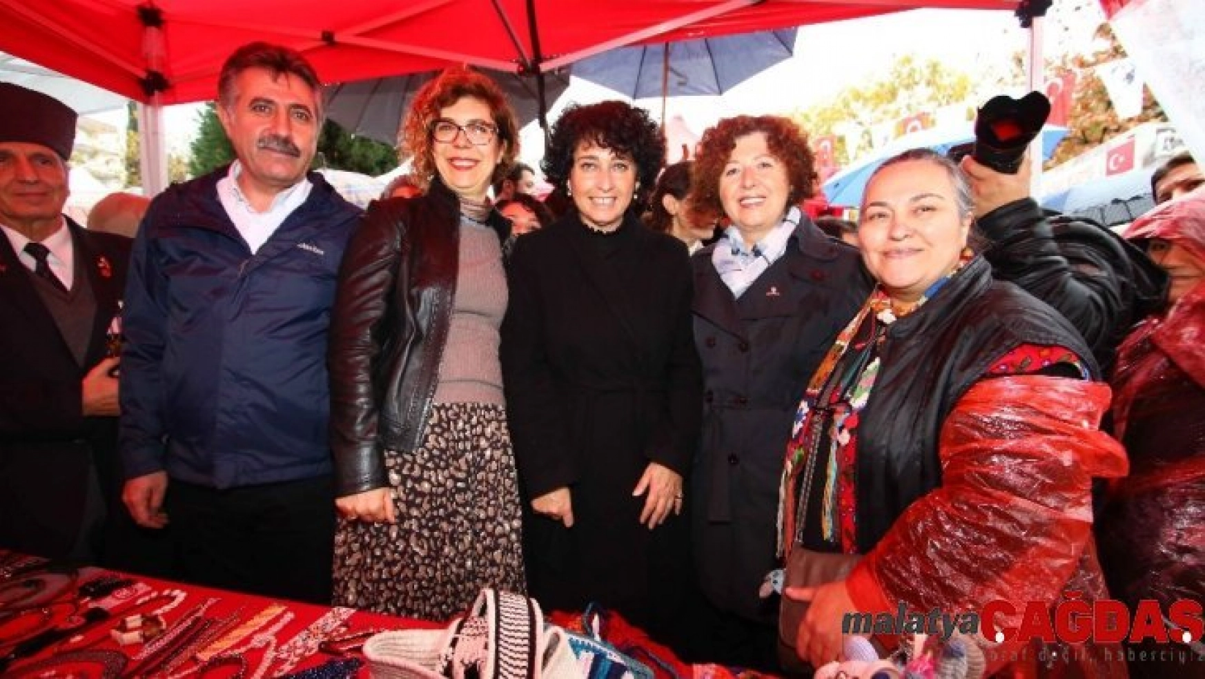 Bayraklı'da kadınlardan yeni yıl pazarı