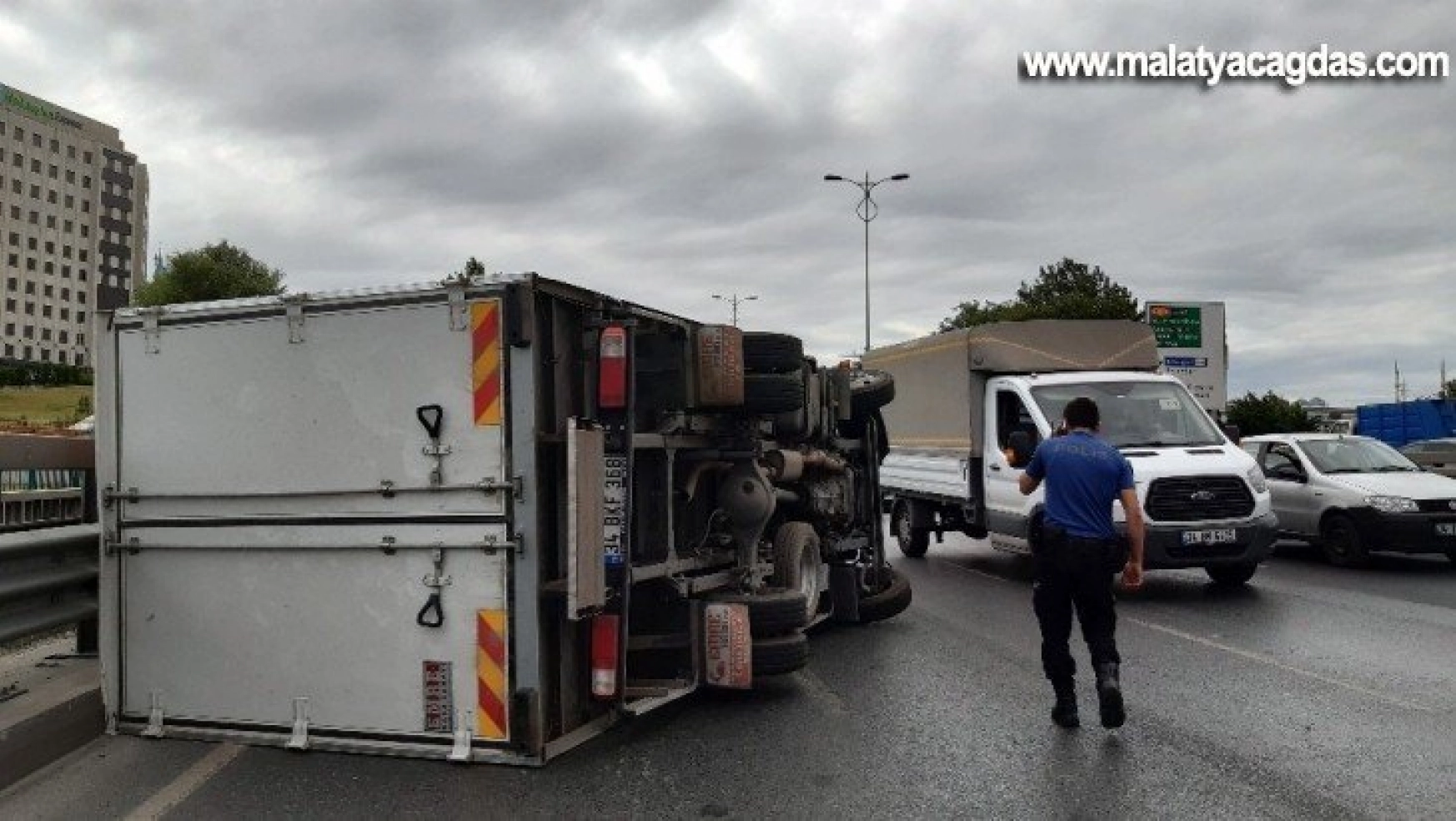 Bayrampaşa'da zincirleme kazada kamyonet devrildi: 2 yaralı
