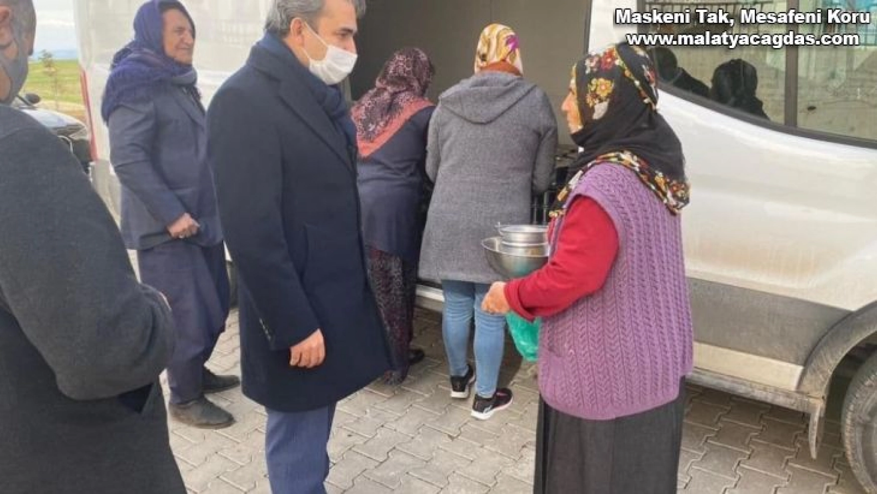 Besni Belediyesi ihtiyaç sahiplerine yemek dağıtıyor