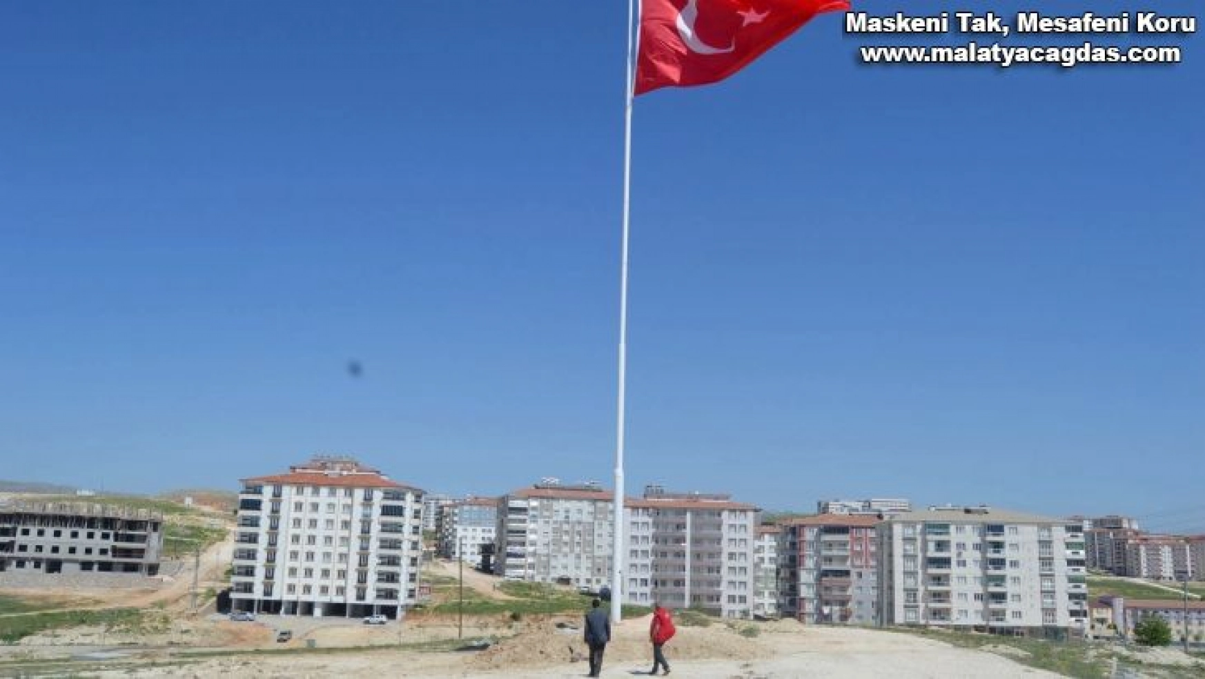Besni'de dev Türk Bayrağı göndere çekildi
