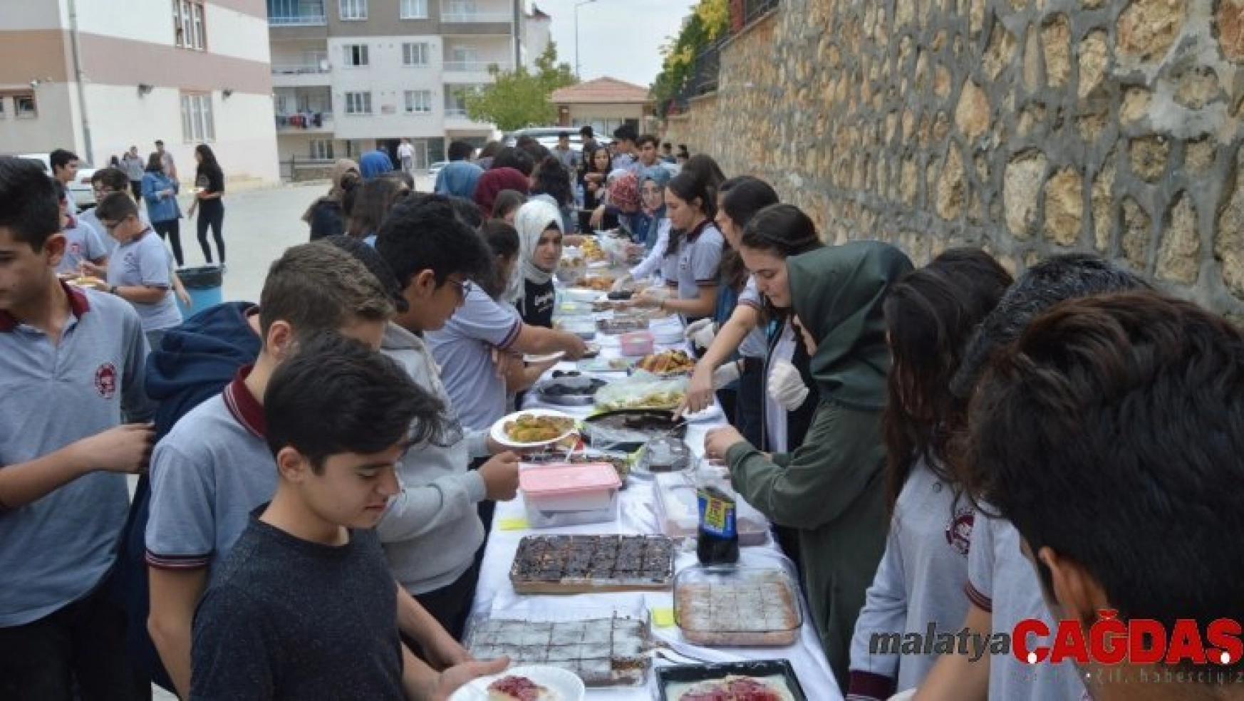 Besni'de öğrencilerden Barış Pınarı Harekatına destek kermesi