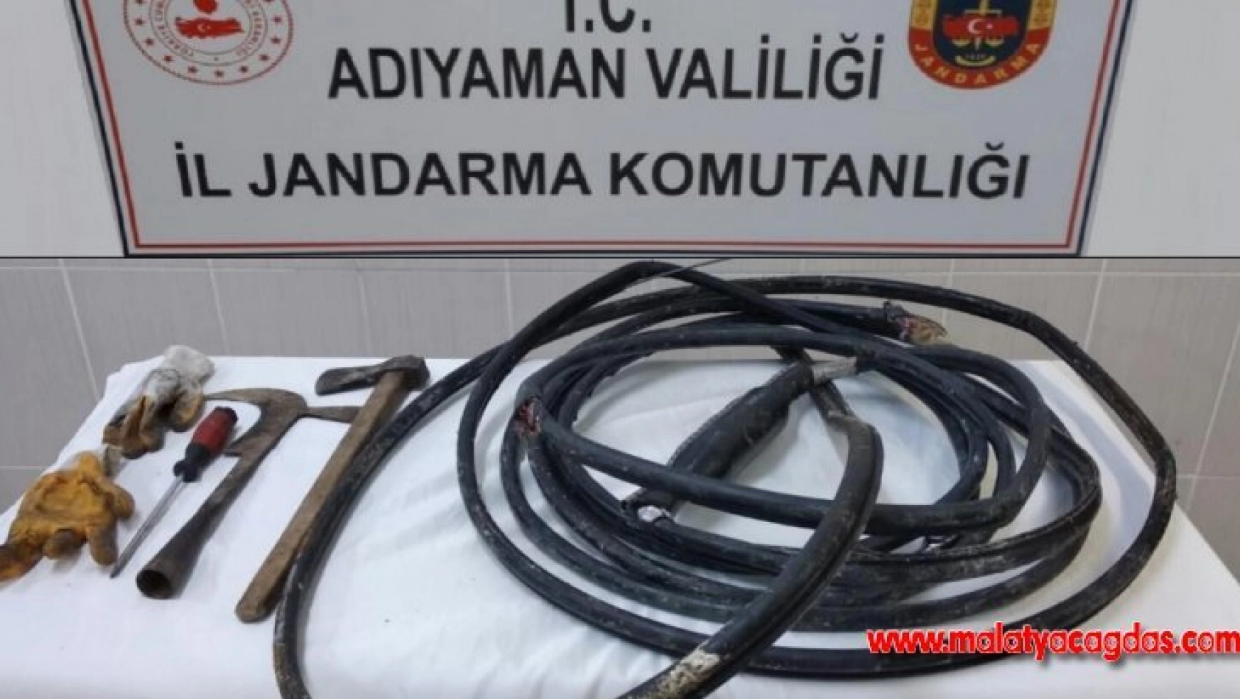 Besni'de suçüstü yakalanan kablo hırsızları tutuklandı