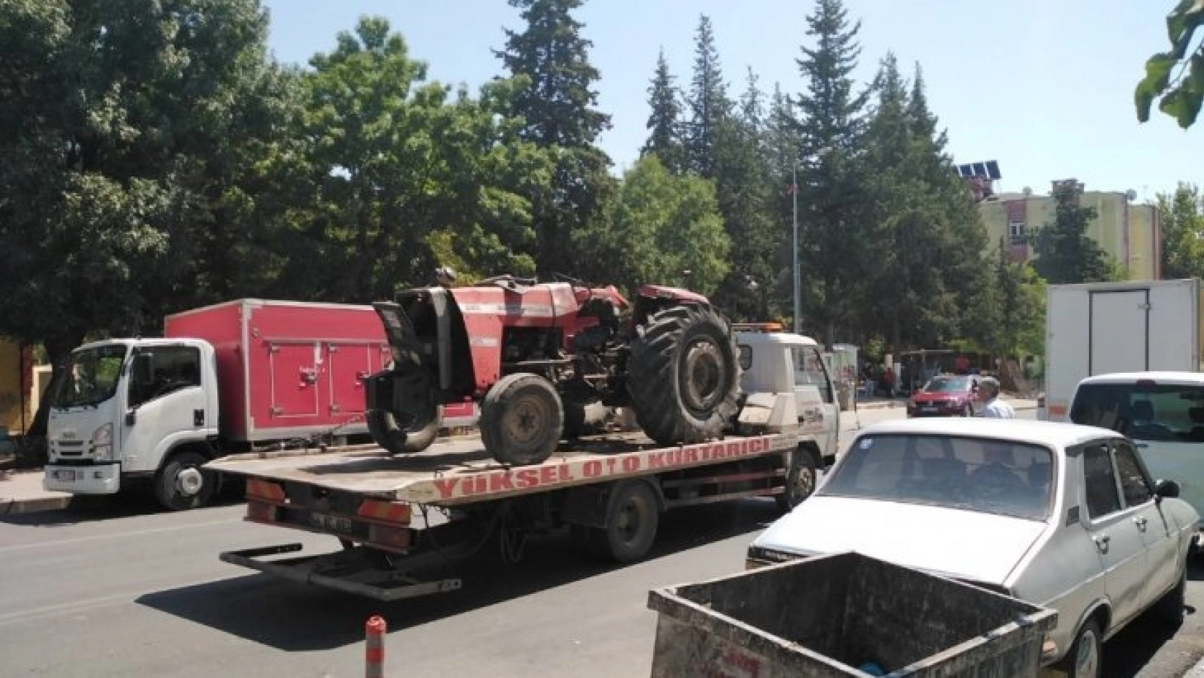 Besni'de traktör devrildi: 2 yaralı
