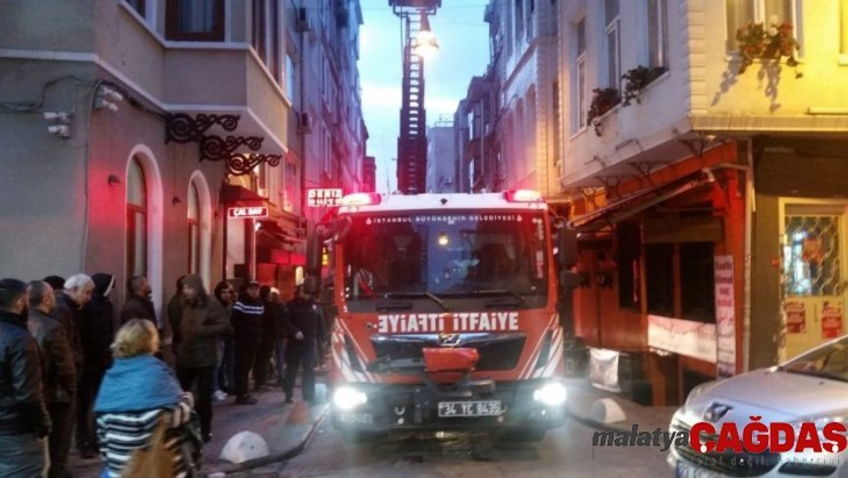 Beyoğlu'nda 4 katlı apart otelde korkutan yangın
