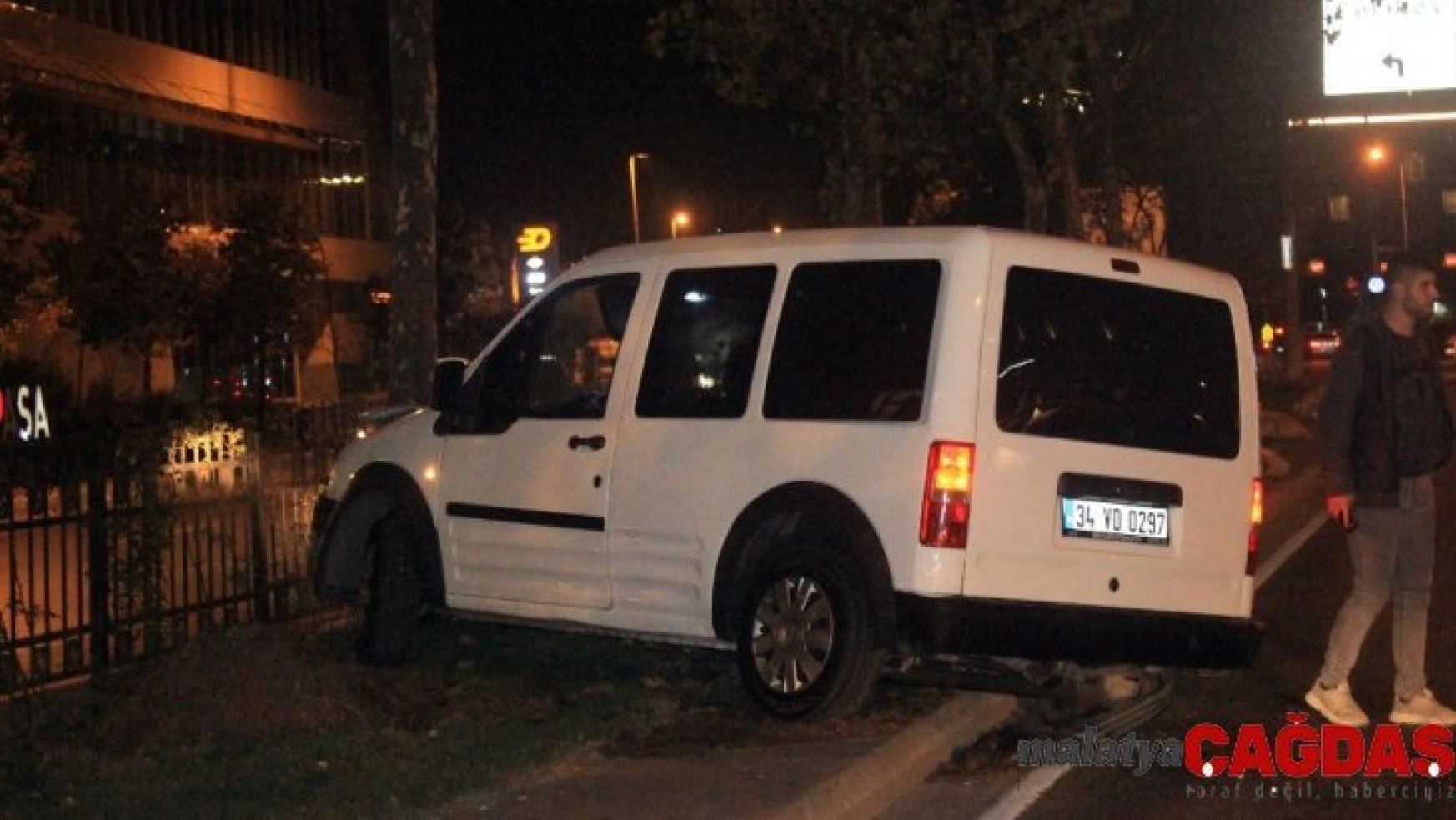 Beyoğlu'nda kontrolden çıkan araç ağaca çarptı: 1 yaralı