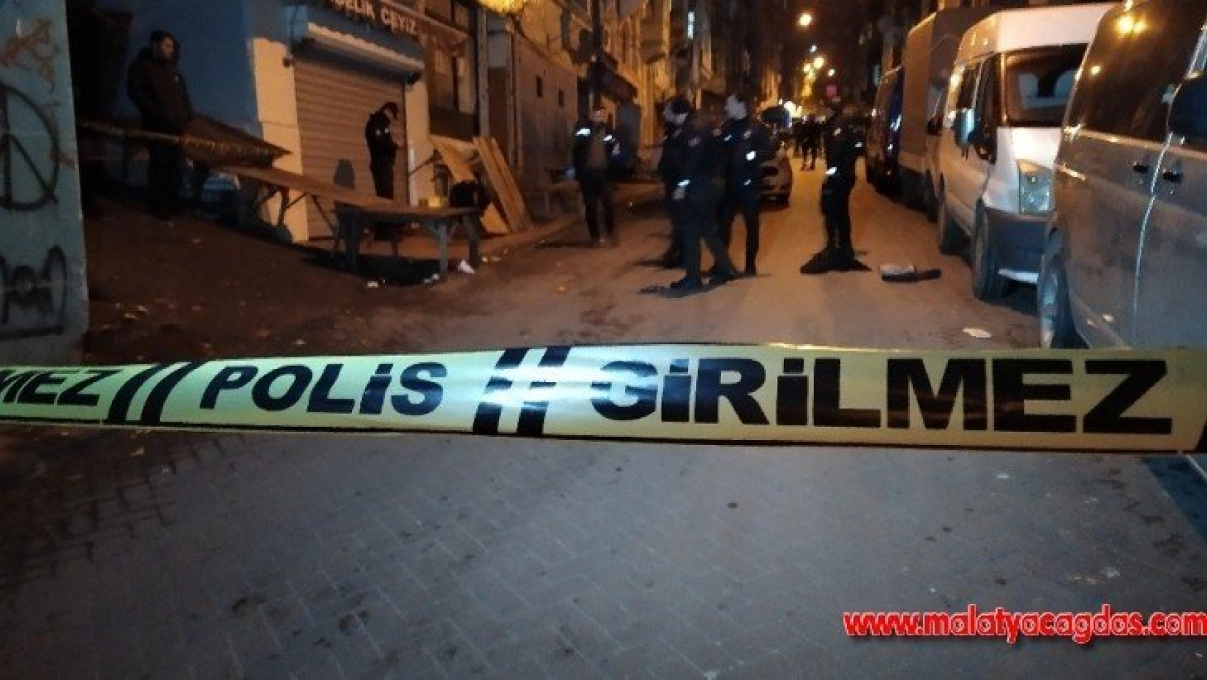 Beyoğlu'nda silahlı kavgada 1'i ağır 2 kişi yaralandı