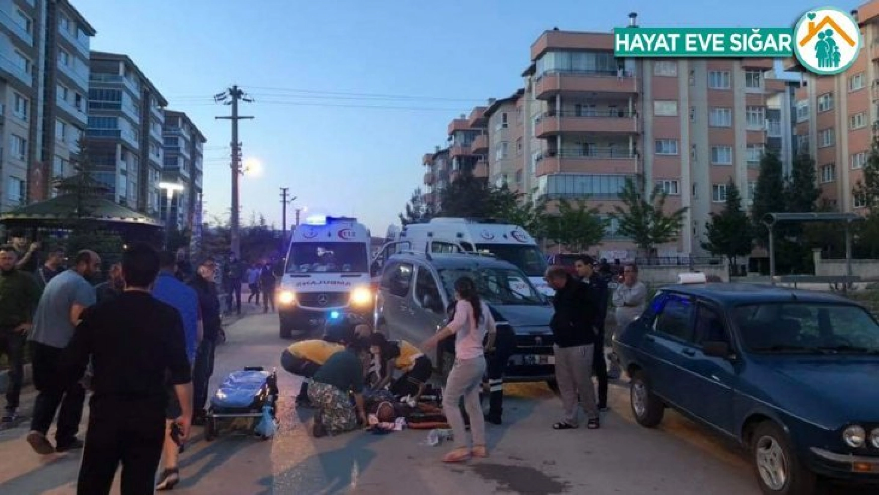 Beypazarı'nda otomobille motosiklet çarpıştı: 1'i ağır 2 yaralı