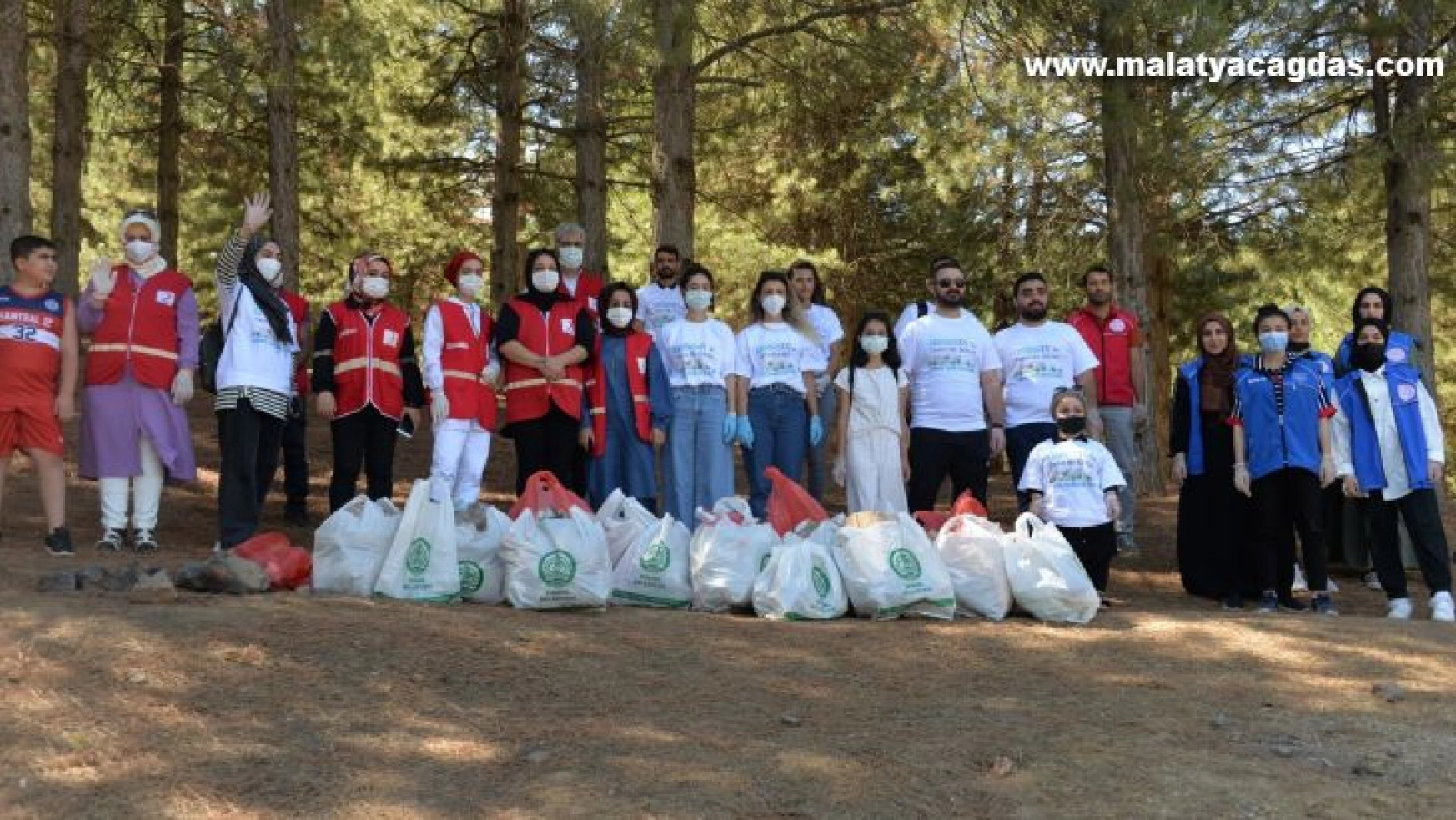 Bingöl'de gönüllüler çevre temizliği yaptı