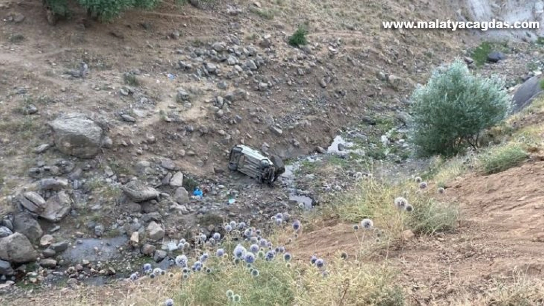 Bingöl'de hafif ticari araç uçuruma yuvarlandı: 2 ölü, 2 yaralı