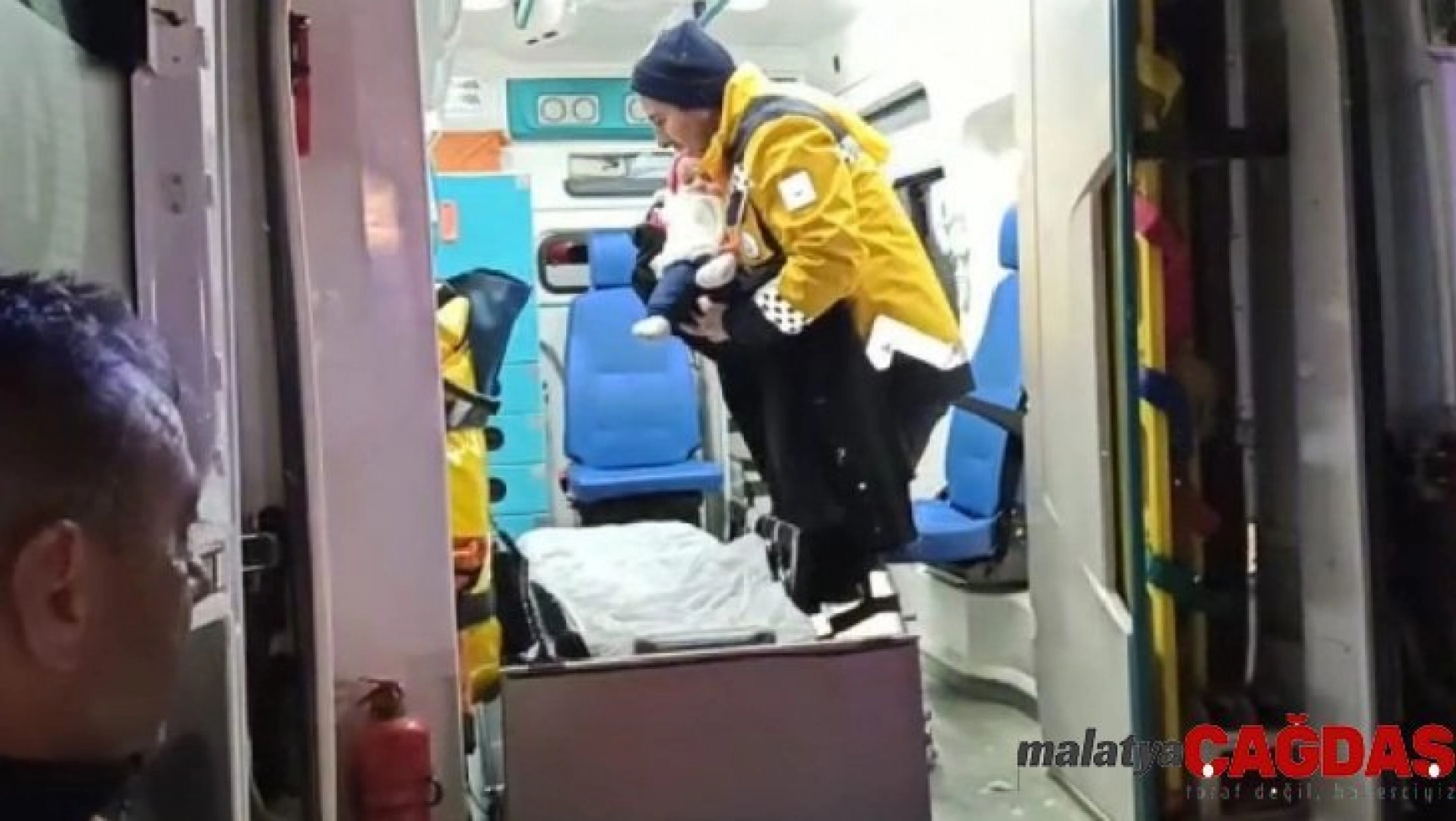 Bingöl'de karda hastaneye götürülemeyen bebeğe paletli ambulansla ulaşıldı
