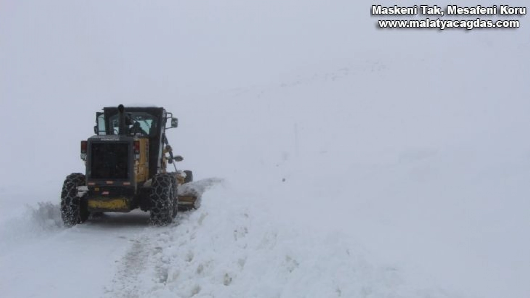 Bingöl'de karla kapanan 67 köy yolu ulaşıma açıldı