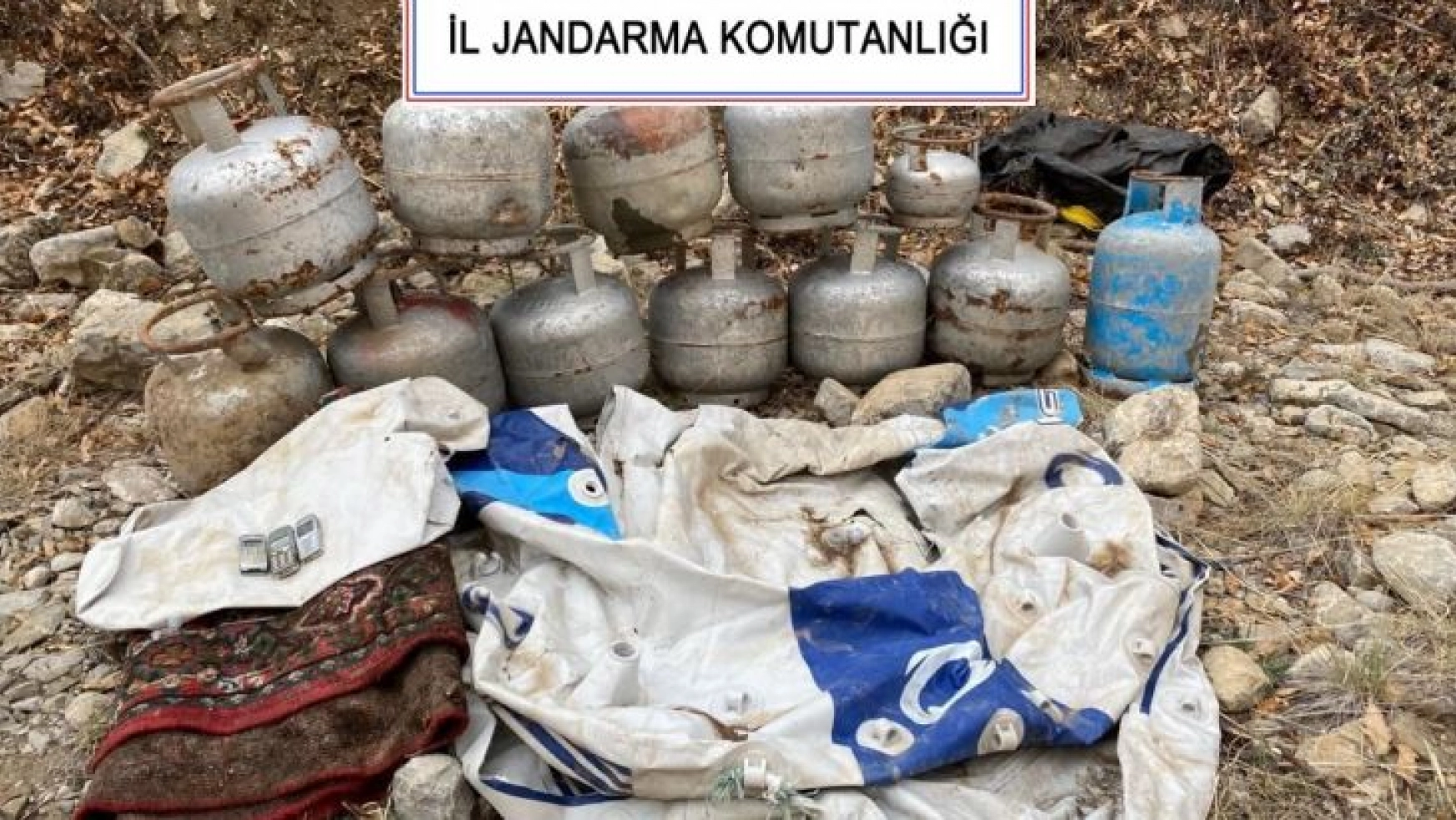 Bingöl'de teröristlere ait 11 odalı sığınak ve yaşam malzemeleri imha edildi