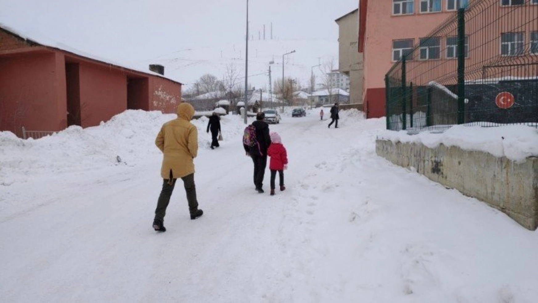 Bingöl'ün Karlıova ve Kigı ilçelerinde okullara kar tatili