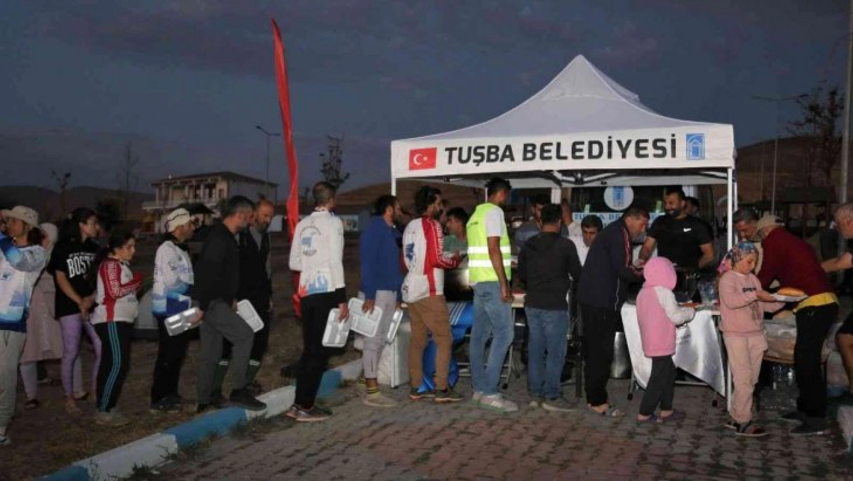Bisikletçiler  Tuşba Belediyesi Halk Plajında konakladı