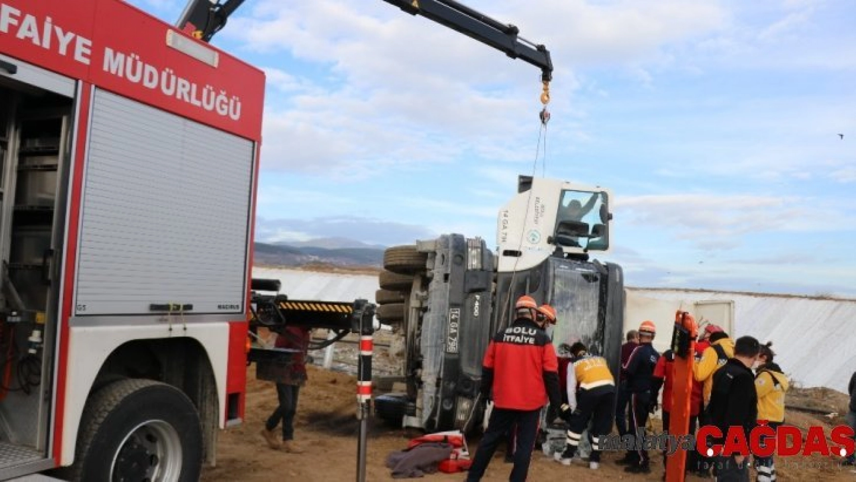 Bolu'da, devrilen kamyonda sıkışan sürücüyü itfaiye kurtardı