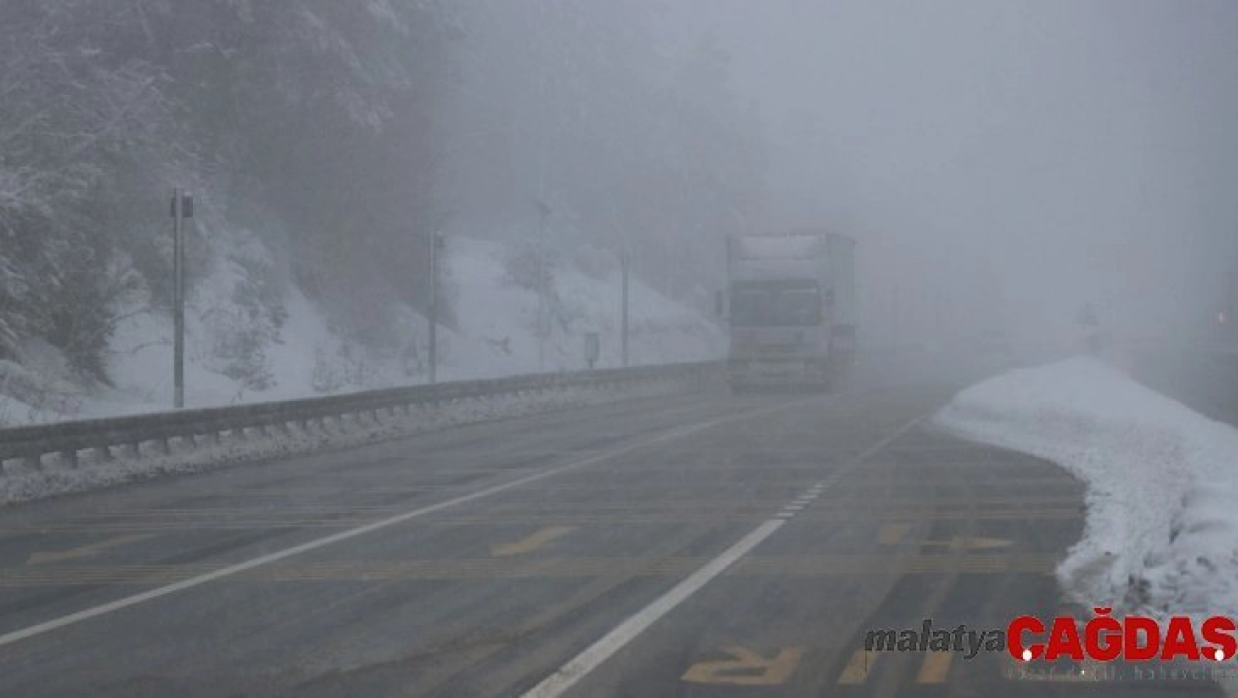 Bolu Dağı'nda kar yağışı ve sis etkili oluyor
