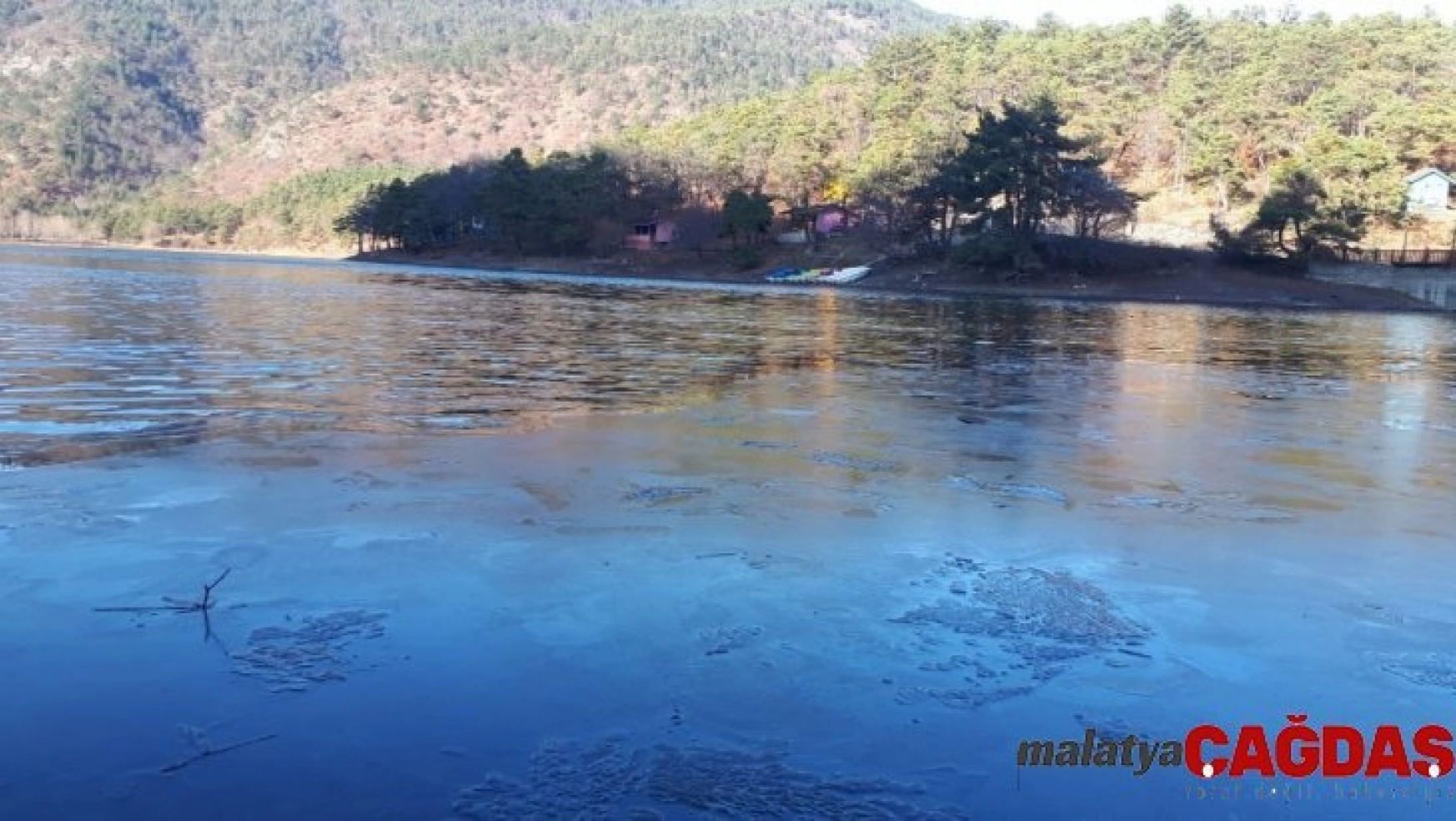 Boraboy Gölü'nün yüzeyi buz tuttu